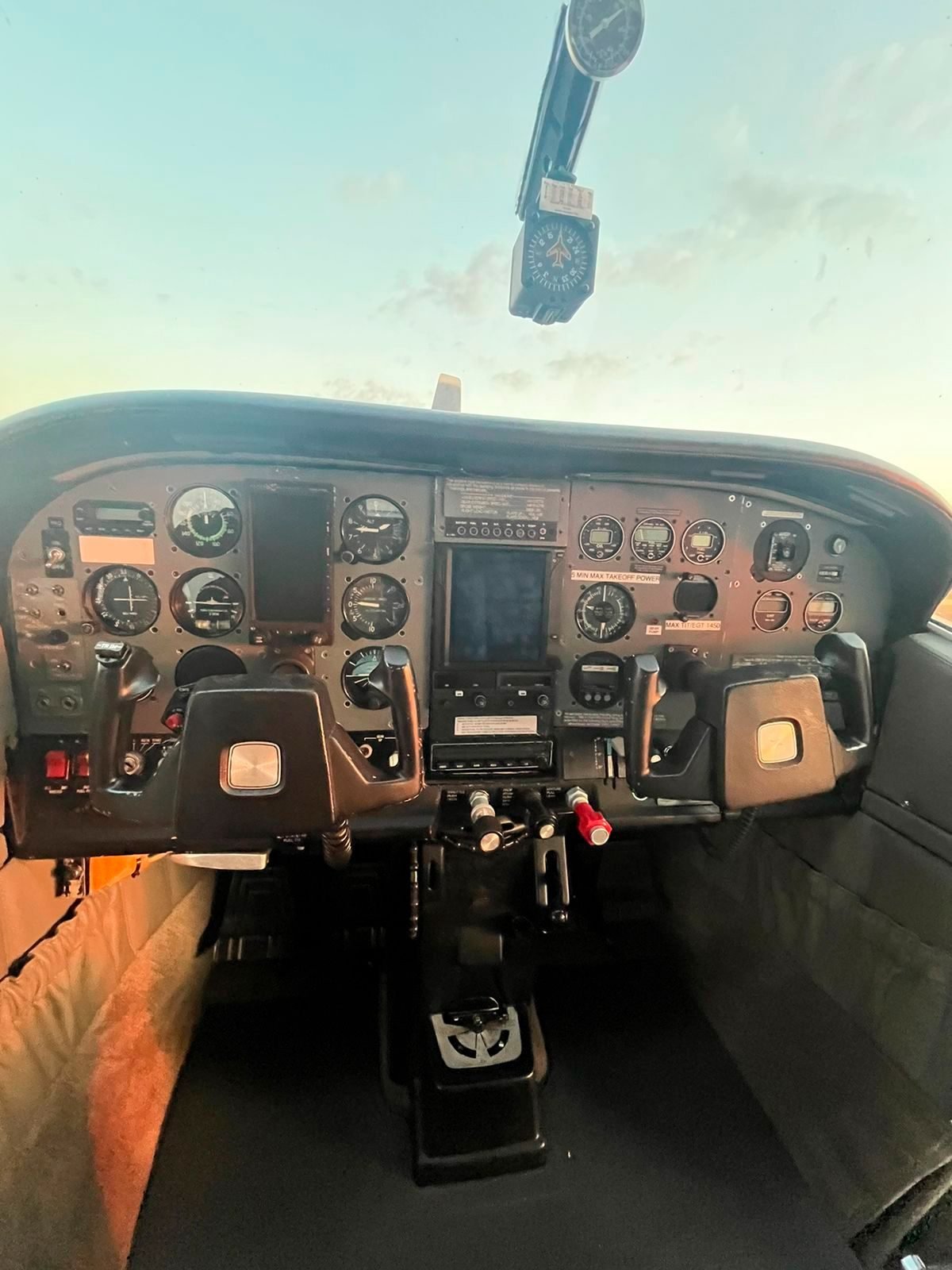 CESSNA T210M CENTURION 1977