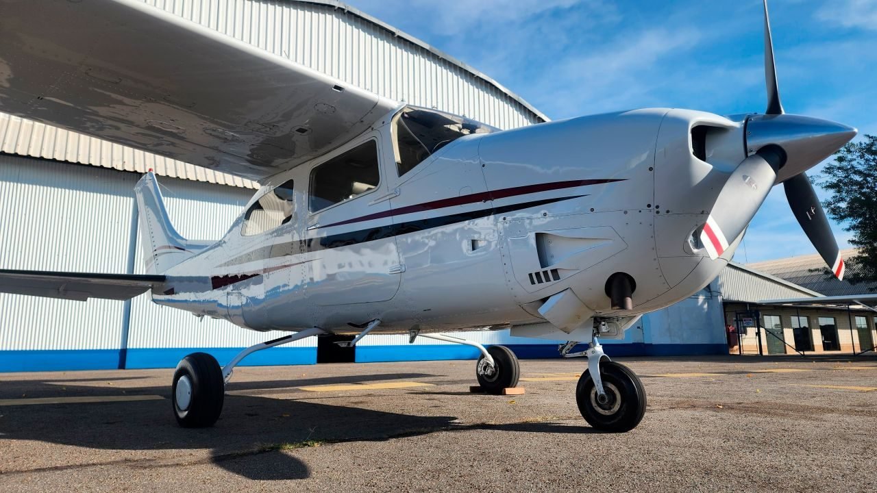 CESSNA T210M CENTURION 1977