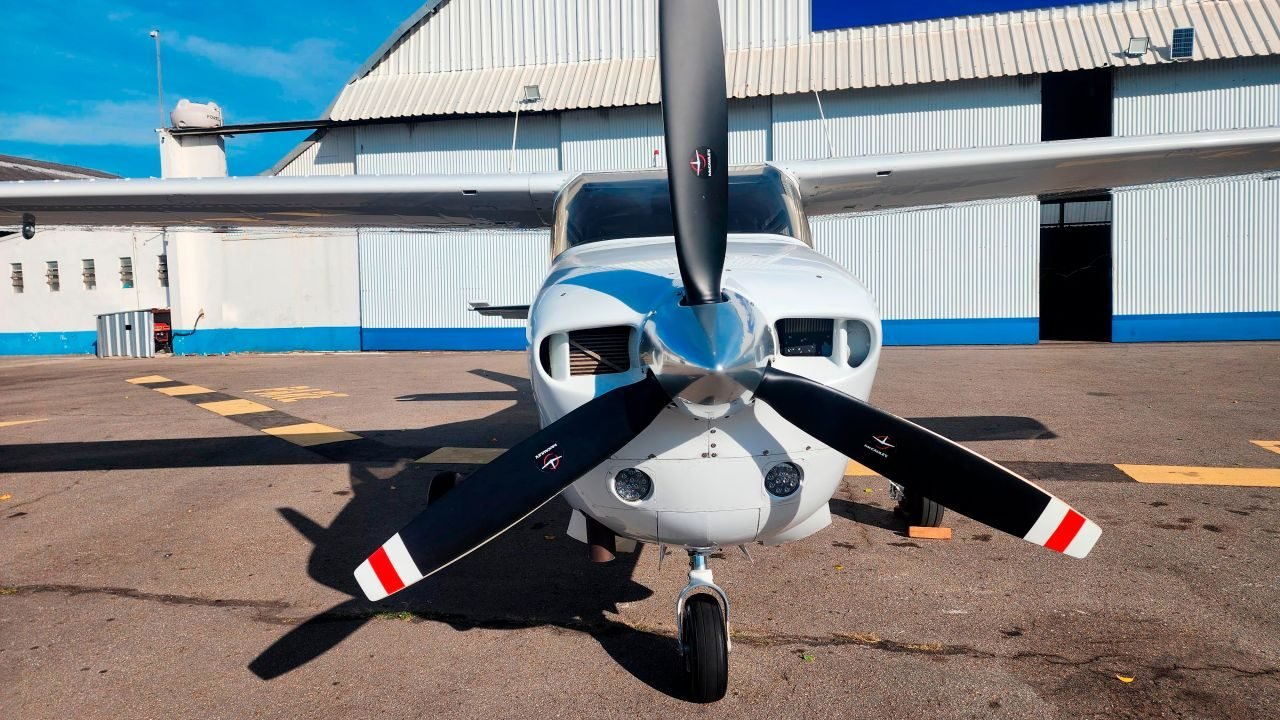 CESSNA T210M CENTURION 1977